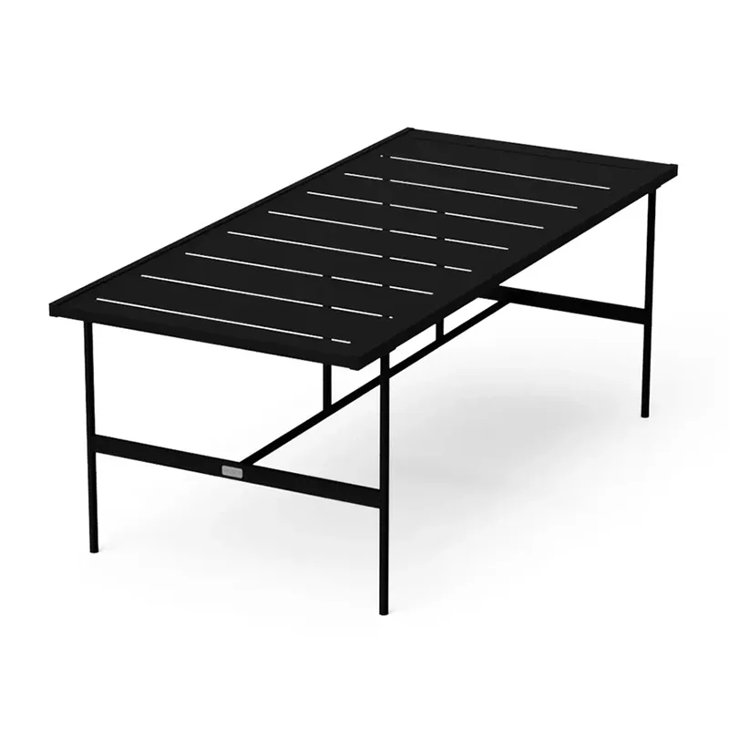 Väljas ristkülikukujuline söögilaud